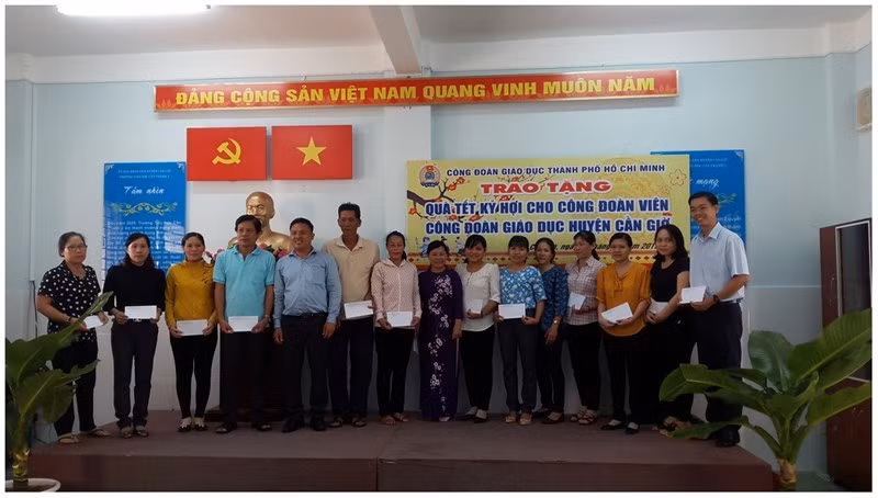 Công đoàn GD TP.HCM chăm lo Tết cho các giáo viên có hoàn cảnh khó khăn.Ảnh minh họa 