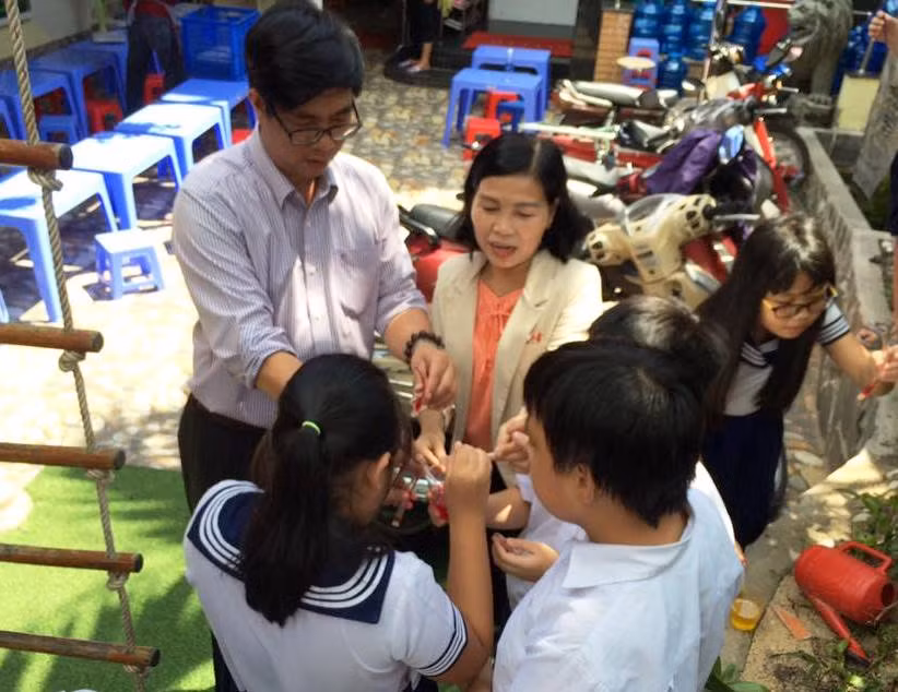 Thầy Vũ Hoàng Sơn và học sinh trong tiết học ngoài trời