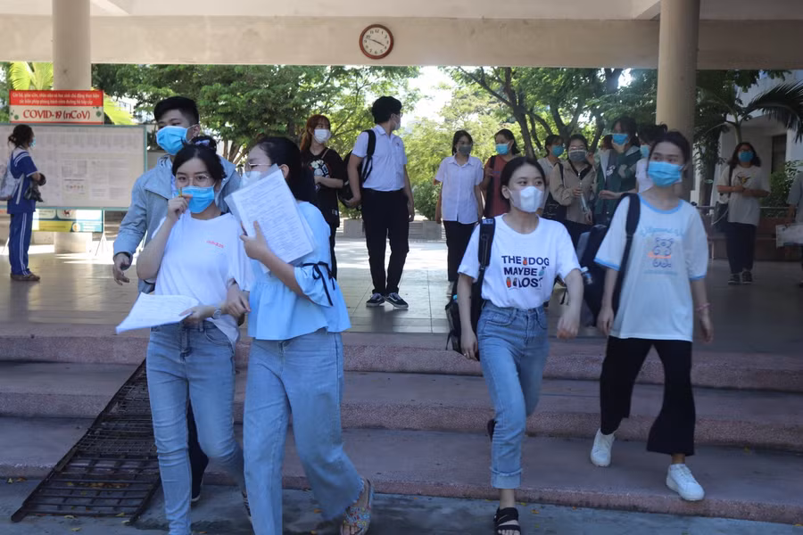 Thí sinh tại điểm thi Trường THPT Phan Châu Trinh rời phòng thi với tâm trạng phấn khởi
