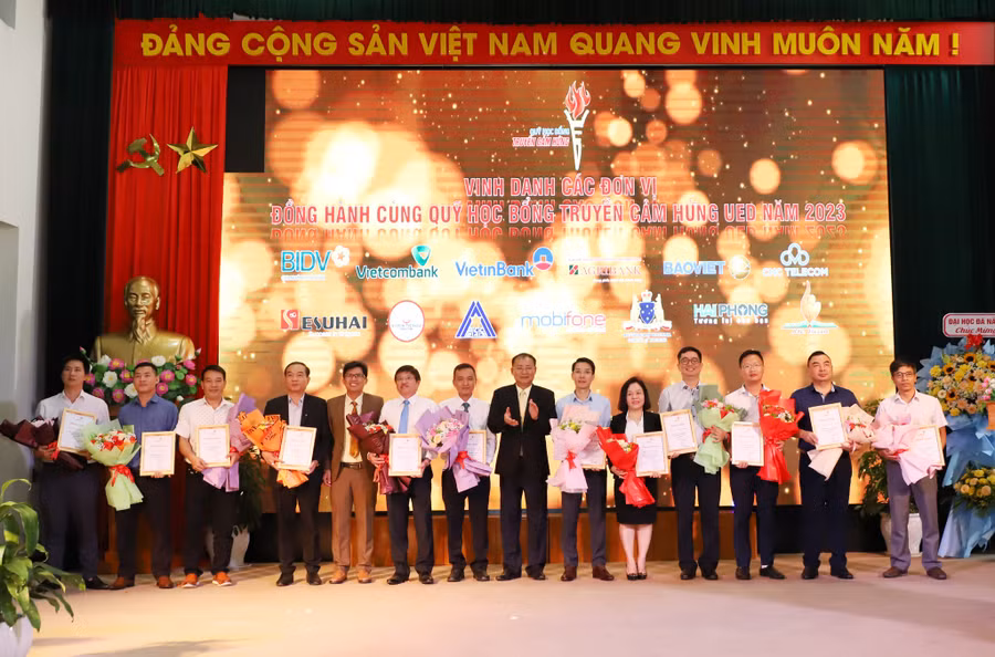 Lãnh đạo Trường ĐH Sư phạm, ĐH Đà Nẵng tặng hoa cám ơn các doanh nghiệp, đối tác đồng hành cùng Quỹ học bổng “Truyền cảm hứng UED”. Lãnh đạo Trường ĐH Sư phạm, ĐH Đà Nẵng tặng hoa cám ơn các doanh nghiệp, đối tác đồng hành cùng Quỹ học bổng “Truyền cảm hứng UED”.