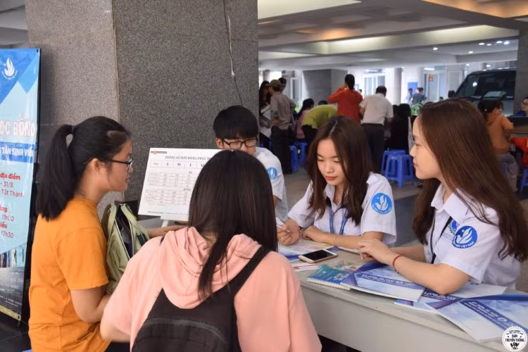 Ngoài việc giảm học phí, hỗ trợ chi phí học tập, sinh hoạt, Hội Sinh viên Trường ĐH Luật TPHCM còn hỗ trợ tân sinh viên tìm nhà trọ với giá rẻ.