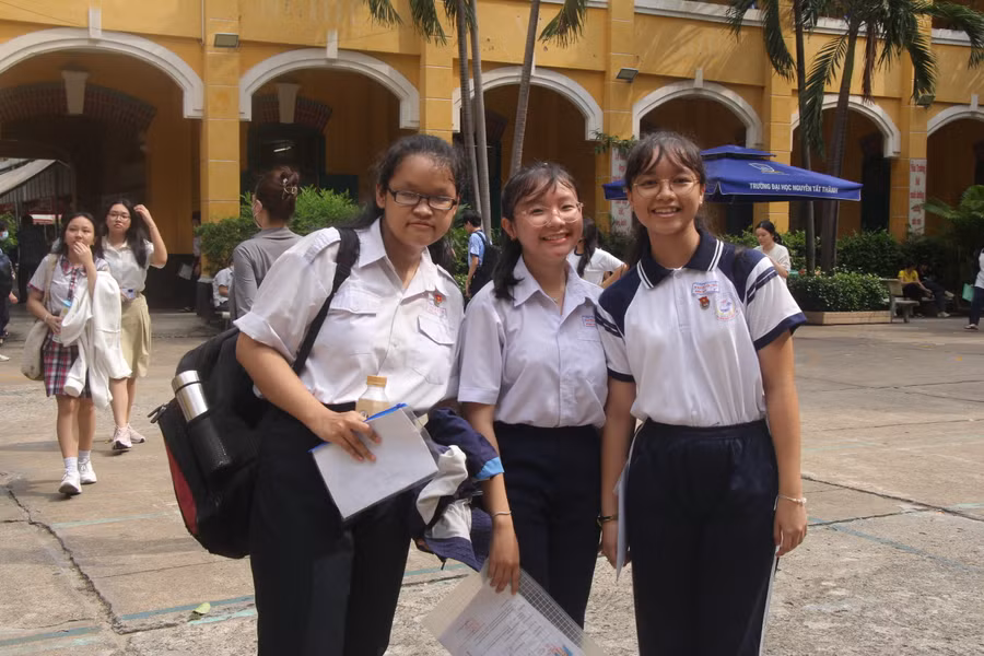 Học sinh TP Hồ Chí Minh tham dự kỳ thi tuyển sinh vào lớp 10 năm 2024. Ảnh: Hồ Phúc. Học sinh TP Hồ Chí Minh tham dự kỳ thi tuyển sinh vào lớp 10 năm 2024. Ảnh: Hồ Phúc.