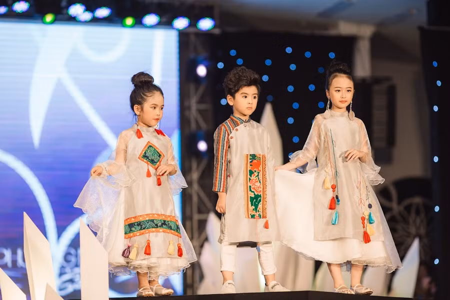 Nếu như các chương trình khác chỉ dừng lại tại một năng khiếu về một lĩnh vực thì đến với chương trình này, các bé sẽ có cơ hội thể hiện bản thân trên năm lĩnh vực khác nhau : Siêu sao mẫu nhí, Siêu sao âm nhạc nhí, Siêu sao vũ công nhí, Siêu sao MC nhí và Siêu sao diễn viên nhí. Ảnh: Các mẫu nhí trong trang phục của NTK Phương Nguyễn Silk