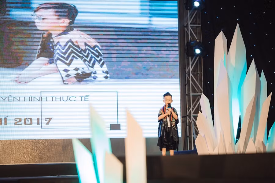 Siêu sao Hội tụ và Lễ công bố siêu sao tài năng nhí diễn ra nằm trong khuôn khổ các hoạt động của chương trình truyền hình thực tế Siêu sao Tài năng Nhí 2017 do Truyền hình Cáp Việt Nam VTVcab thực hiện. Chương trình được tường thuật trực tiếp trên ON Kids, phát sóng trên kênh Bibi dưới sự chỉ đạo của tổng đạo diễn - ông Lê Trần Đắc Ngọc. Đại diện hình ảnh - mẫu nhí Cao Hữu Nhật.
