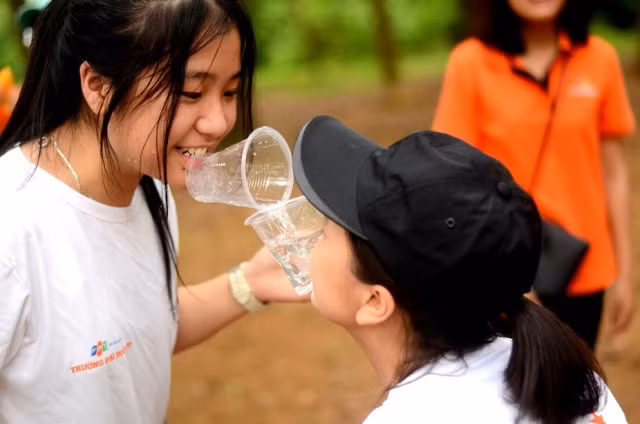 50 cá nhân là 50 cá tính, 50 cái tôi rất riêng nhưng đến khi làm việc nhóm, các trại sinh đều trở nên hòa đồng và cùng giúp sức nhau bởi họ hiểu chỉ có đoàn kết mới tạo nên sức mạnh để hoàn thành nhiệm vụ được giao.