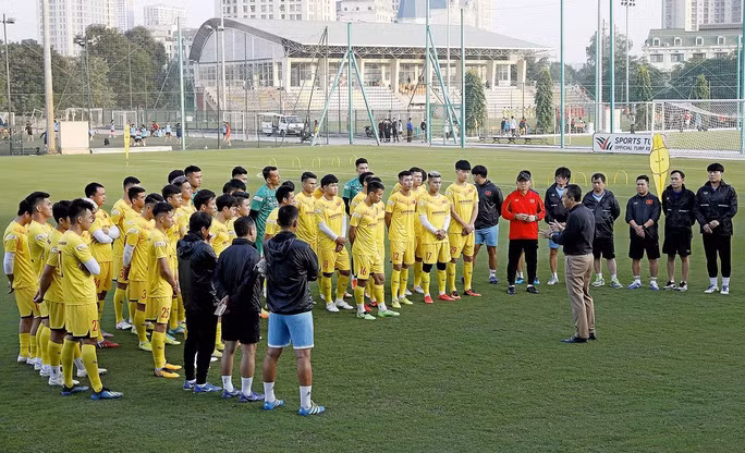 Lãnh đạo VFF động viên các cầu thủ trong đợt hội quân tháng 12/2020.