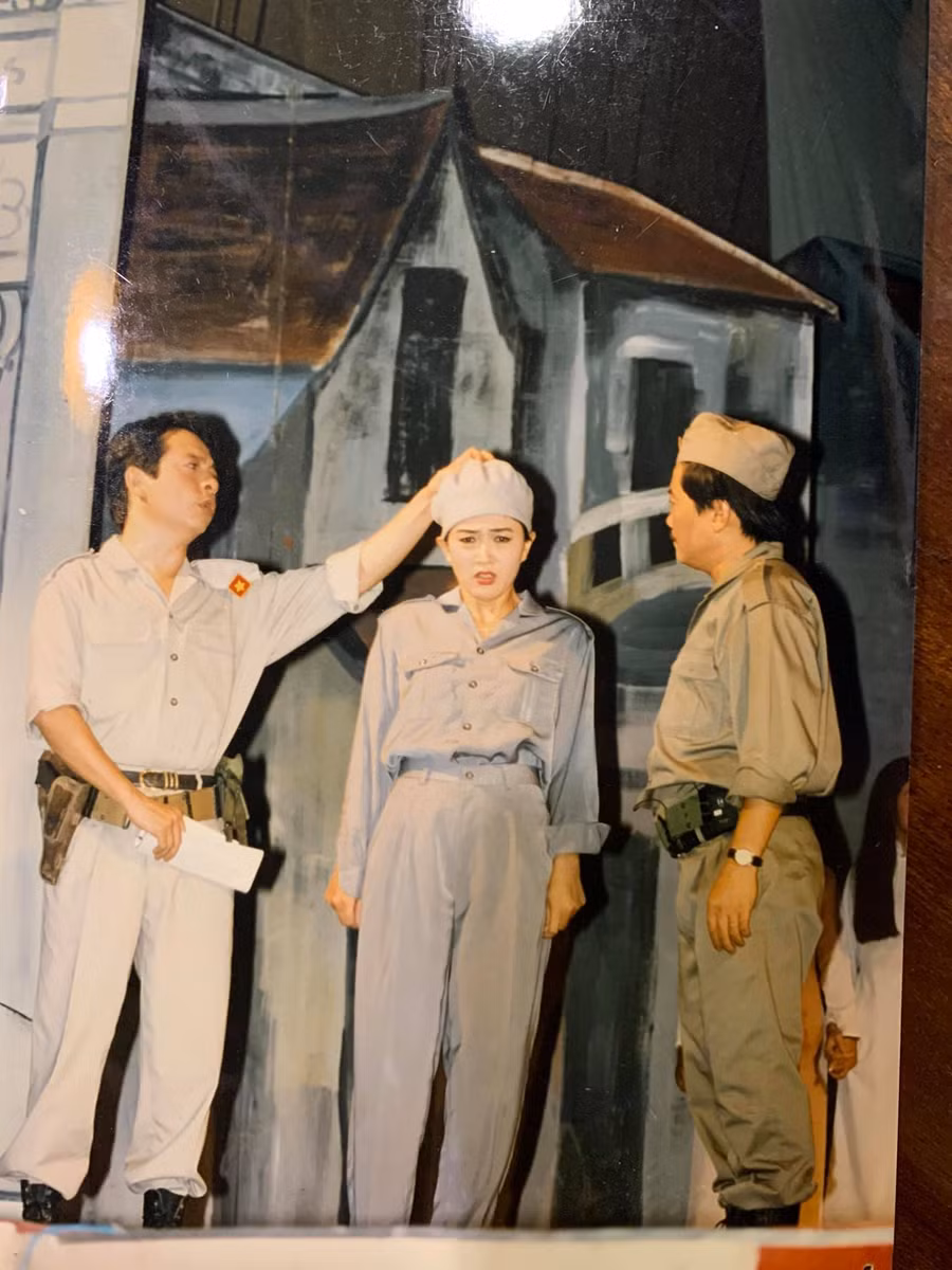Một số ảnh tư liệu trong vở “Hẹn ngày trở lại”.