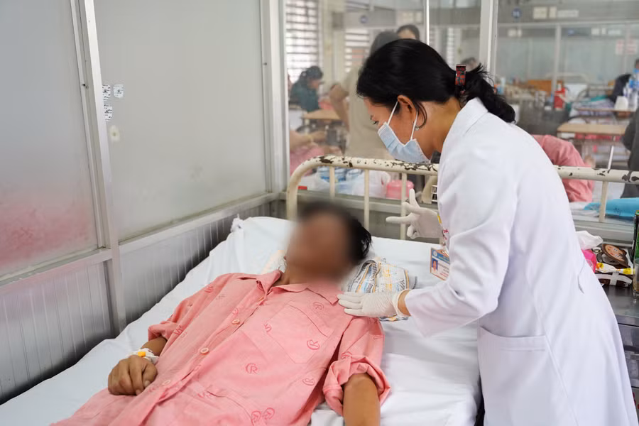 Nghi phạm đã bị Công an bắt giữ, lấy lời khai làm rõ sự việc. Nghi phạm đã bị Công an bắt giữ, lấy lời khai làm rõ sự việc.