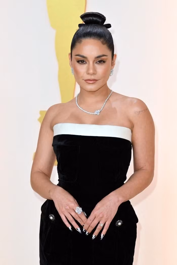 Nữ ca sĩ kiêm diễn viên Vanessa Hudgens. Nữ ca sĩ kiêm diễn viên Vanessa Hudgens.