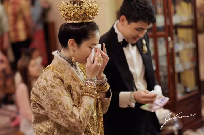 Cô đã không giấu nổi xúc động và niềm hạnh phúc trong ngày trọng đại nhất cuộc đời mình.