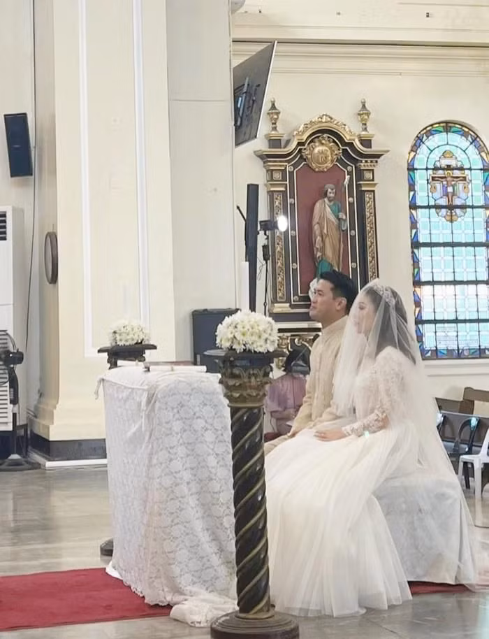 Linh Rin và Phillip Nguyễn làm lễ trong nhà thờ.