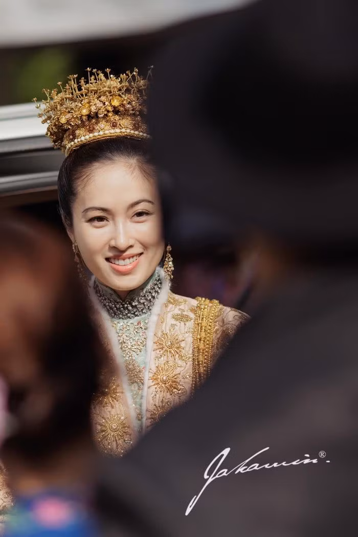 Trong hôn lễ, Nong Poy đã diện váy truyền thống theo phong tục của lễ cưới Baba, đặc biệt hơn cả là vương miện hoa được làm thủ công từ vàng.