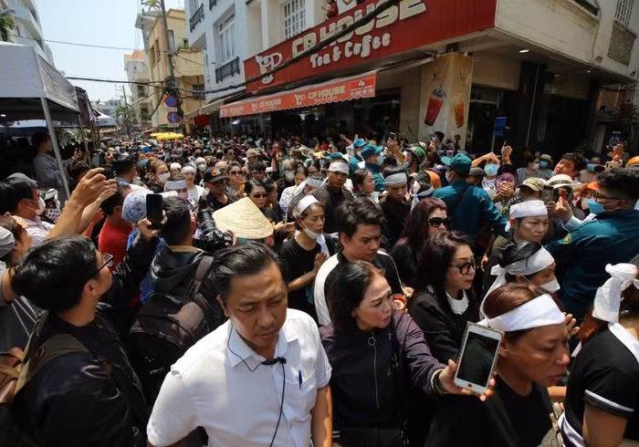 Trong ngày cuối cùng của đám tang, rất đông bạn bè, người thân và hàng nghìn khán giả đã tập trung để tiễn đưa cố NSƯT Vũ Linh về với đất mẹ. Ảnh: vietnamnet.vn.