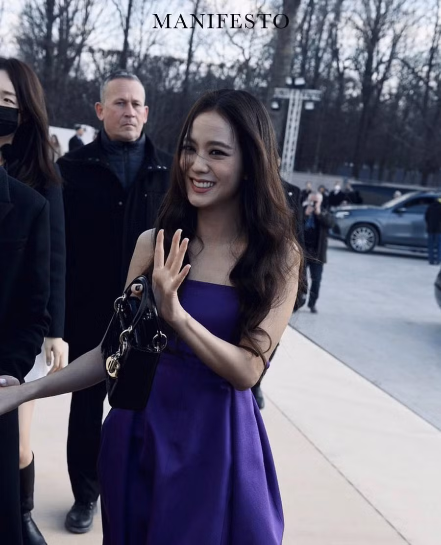 Và không có gì ngạc nhiên khi Jisoo xuất hiện, các fan hâm mộ đã reo hò và không giấu nổi sự sửng sốt khi nữ thần tượng thu hút mọi ánh nhìn trong bộ váy màu tím nổi bật.