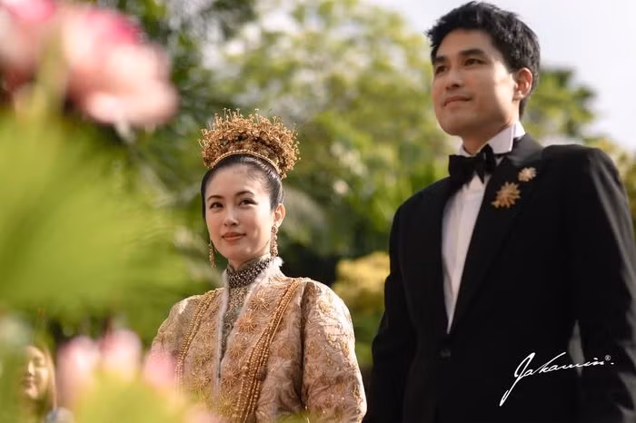 Nong Poy và doanh nhân Oak Phakwa Hongyok quen nhau từ khi cô chưa chuyển giới. Oak Phakwa Hongyok là bạn thân của anh trai Nong Poy.