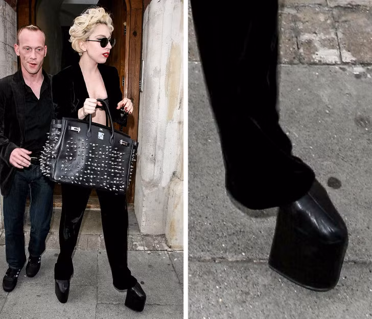 Khi tham gia một cuộc phỏng vấn trực tuyến trên web ở London, Lady Gaga đã chọn một đôi giày không có gót. Khi tham gia một cuộc phỏng vấn trực tuyến trên web ở London, Lady Gaga đã chọn một đôi giày không có gót.