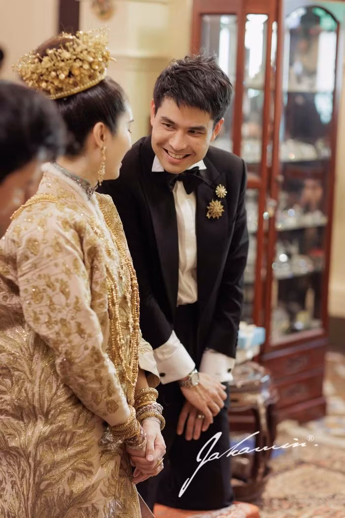 Chồng của Nong Poy là doanh nhân Oak Phakwa Hongyok - người thừa kế bảo tàng, chuỗi nhà hàng, quán cà phê nổi tiếng ở Phuket.