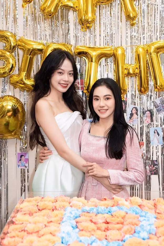 Hoa hậu Thanh Thủy và “bà trùm hoa hậu” Phạm Kim Dung. Hoa hậu Thanh Thủy và “bà trùm hoa hậu” Phạm Kim Dung.