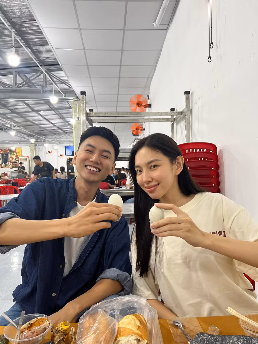 Hoa hậu Thùy Tiên hội ngộ cùng YouTuber Khoai Lang Thang sau sự cố diện trang phục không phù hợp. Hoa hậu Thùy Tiên hội ngộ cùng YouTuber Khoai Lang Thang sau sự cố diện trang phục không phù hợp.