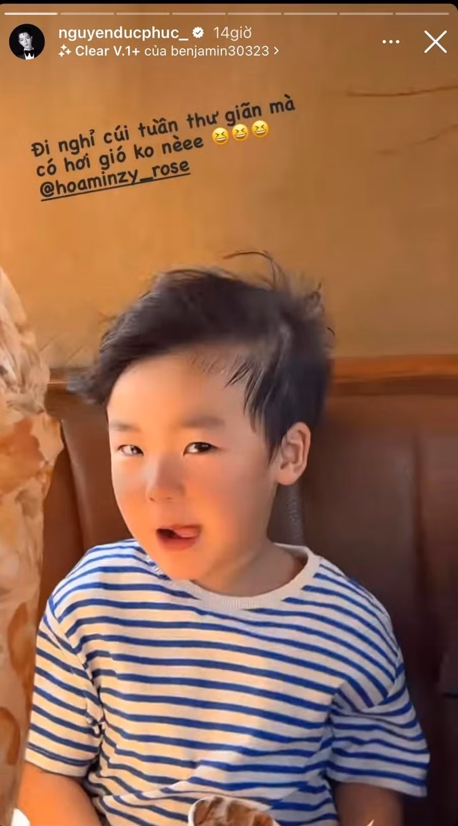 Hòa Minzy và cậu con trai vui vẻ đi chơi cuối tuần.