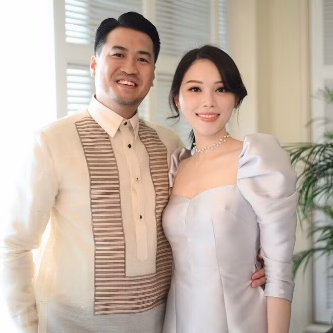 Ngoài ra, trang phục của khách mời nữ được cặp đôi yêu cầu là áo dài hoặc lễ phục. Còn với khách mời nam áo Barongs, một loại áo sơ mi được những người đàn ông Philipppines mặc vào những dịp quan trọng. Ngoài ra, trang phục của khách mời nữ được cặp đôi yêu cầu là áo dài hoặc lễ phục. Còn với khách mời nam áo Barongs, một loại áo sơ mi được những người đàn ông Philipppines mặc vào những dịp quan trọng.