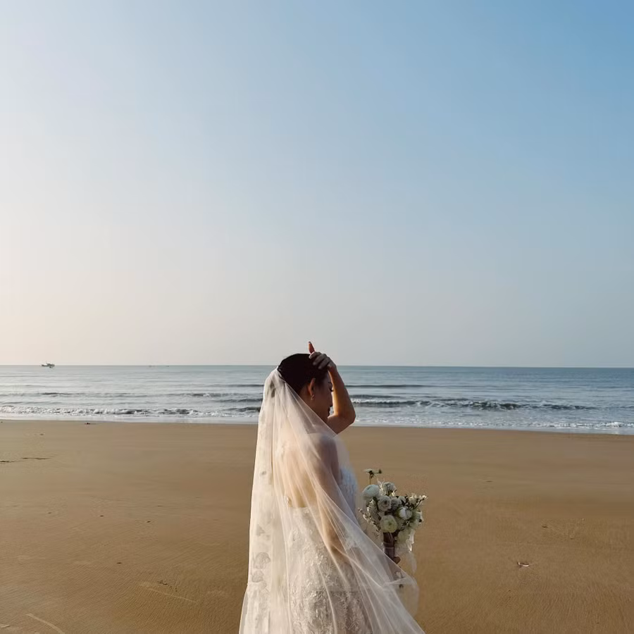 Mới đây, trên trang cá nhân của mình, Linh Rin đã hào hứng đăng tải những hình ảnh cưới đầu tiên của mình sánh đôi với Phillip Nguyễn. Mới đây, trên trang cá nhân của mình, Linh Rin đã hào hứng đăng tải những hình ảnh cưới đầu tiên của mình sánh đôi với Phillip Nguyễn.