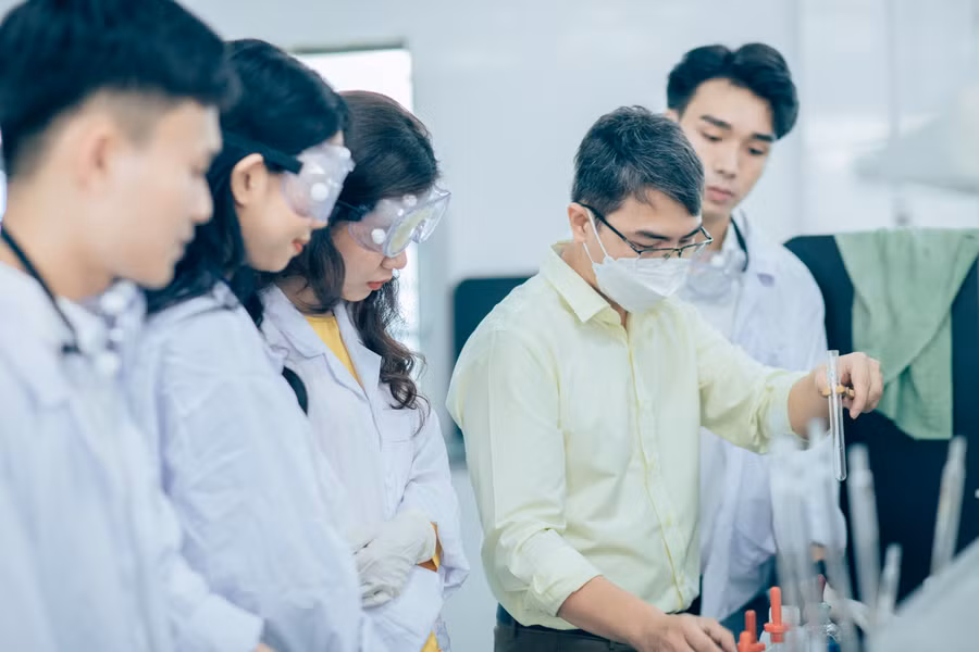 Sinh viên Trường ĐH Sư phạm - ĐH Đà Nẵng trong giờ thực hành. Ảnh: NTCC Sinh viên Trường ĐH Sư phạm - ĐH Đà Nẵng trong giờ thực hành. Ảnh: NTCC