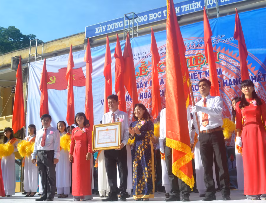 Trường THPT Tháp Mười nhận Huân chương Lao động hạng Nhất