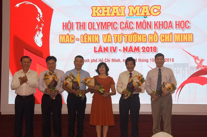 GS.TS Nguyễn Đông Phong, Bí thư Đảng ủy Khối ĐH, CĐ TPHCM tặng hoa cho Ban giám khảo Hội thi