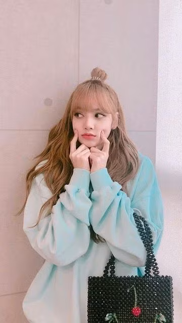 Đôi má đáng yêu của Lisa chắc chắn làm tăng thêm nét xinh như búp bê của cô ấy! Ngay cả búi tóc nhỏ của cô ấy cũng rất dễ thương!