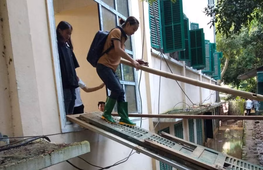 Cửa kính tầng 2 buộc phải đục thông để làm lối đi cho học trò. Cửa kính tầng 2 buộc phải đục thông để làm lối đi cho học trò.