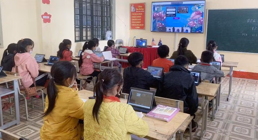 Học sinh tại Trường PTDTBT TH&amp;THCS Hầu Thào (thị xã Sa Pa) học tiếng Anh kết nối.
