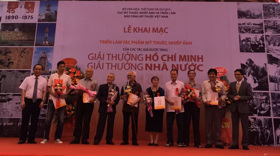 Phó Thủ tướng Vũ Đức Đam tặng hoa và quà cho các tác giả đoạt giải