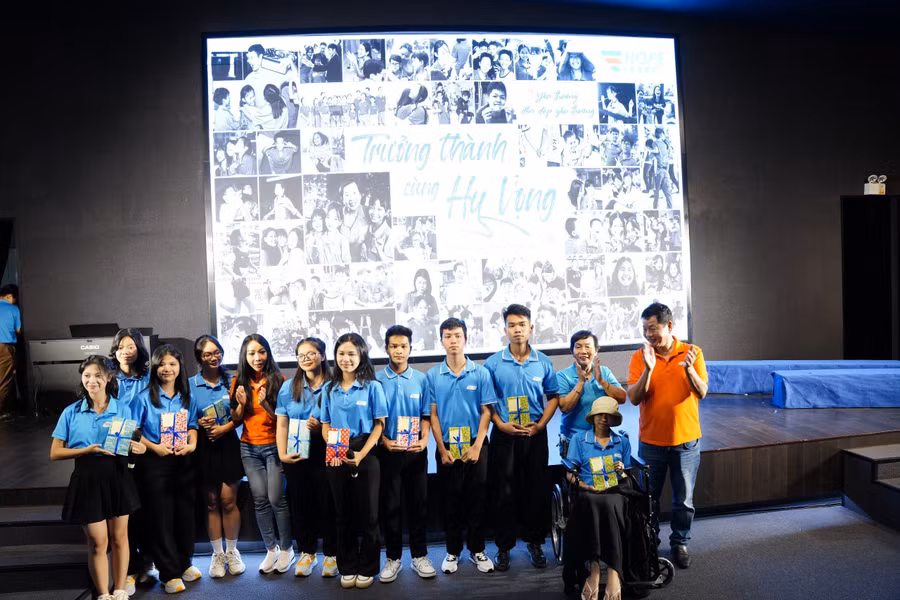 Sau lễ trưởng thành, 9 học sinh Trường Hy Vọng sẽ bước vào kỳ thi tốt nghiệp lớp 12. Dự kiến, chỉ có 1 em trở về quê ở Đồng Tháp, số còn lại vẫn ở Đà Nẵng tiếp tục theo học. Nhà trường sẽ đồng hành và hỗ trợ các em trong chặng đường mới.