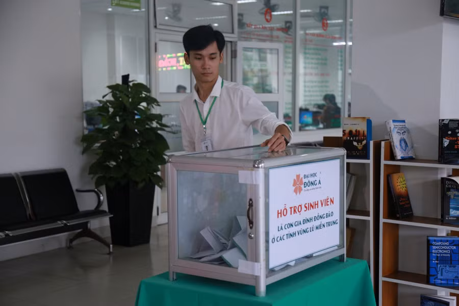 Sinh viên Trường ĐH Đông Á đóng góp hỗ trợ các bạn sinh viên trường có gia đình bị thiệt hại nặng trong mưa lũ miền Trung.