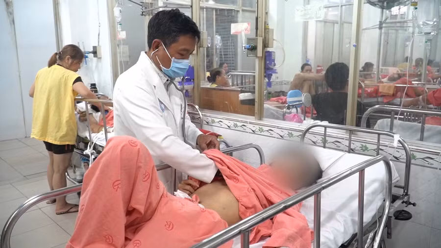 Bác sĩ Bệnh viện Chợ Rẫy thăm khám cho em N.T.K. Bác sĩ Bệnh viện Chợ Rẫy thăm khám cho em N.T.K.