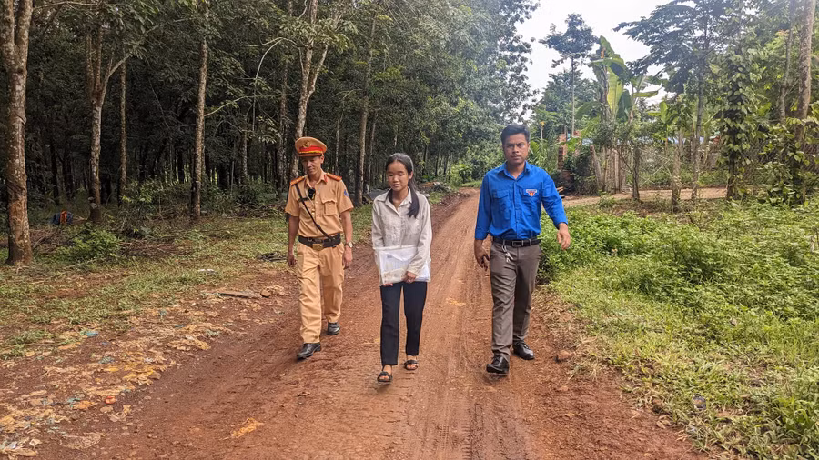 Nhà em cách điểm thi khoảng 6 km nhưng đi lại rất khó khăn, phải băng qua rừng cao su. Ảnh: TVN Nhà em cách điểm thi khoảng 6 km nhưng đi lại rất khó khăn, phải băng qua rừng cao su. Ảnh: TVN