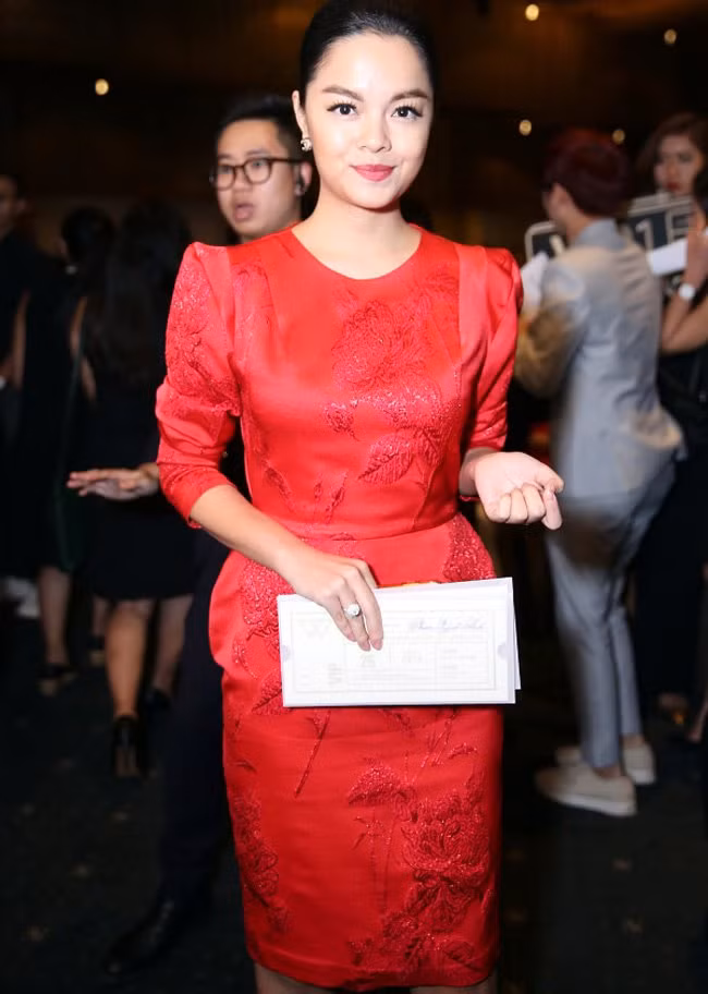 22 chiec vay do nong nan cua my nhan viet dau xuan hinh anh 21