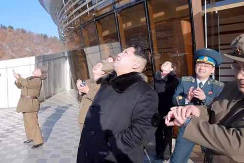 Nhà lãnh đạo Kim Jong-un quan sát vụ phóng tên lửa hôm 7/2. Ảnh: Reuters kim-jong-un-bay-chuyen-co-rieng-den-bai-phong-ten-lua