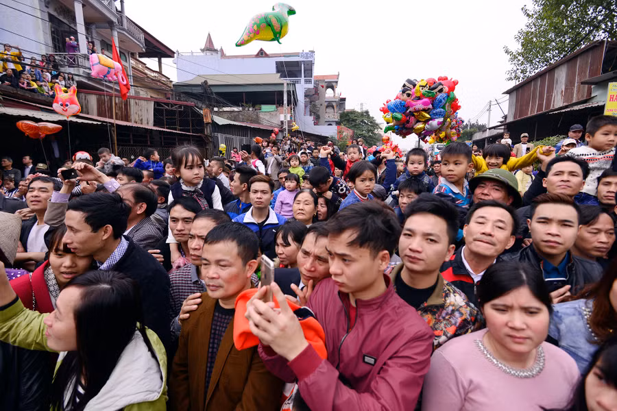 Người dân trong làng và khách du lịch thập phương xếp hàng dài để chờ đoàn rước đi qua. Đối với nhiều người Đồng Kỵ, họ coi lễ hội như dịp đánh dấu hết Tết. Người dân trong làng và khách du lịch thập phương xếp hàng dài để chờ đoàn rước đi qua. Đối với nhiều người Đồng Kỵ, họ coi lễ hội như dịp đánh dấu hết Tết.