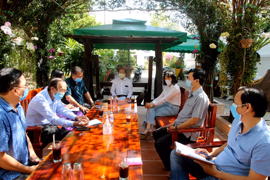 Ông Đoàn Tấn Bửu, Phó Chủ tịch UBND tỉnh Đồng Tháp chủ trì cuộc họp khẩn vào sáng 30/1.