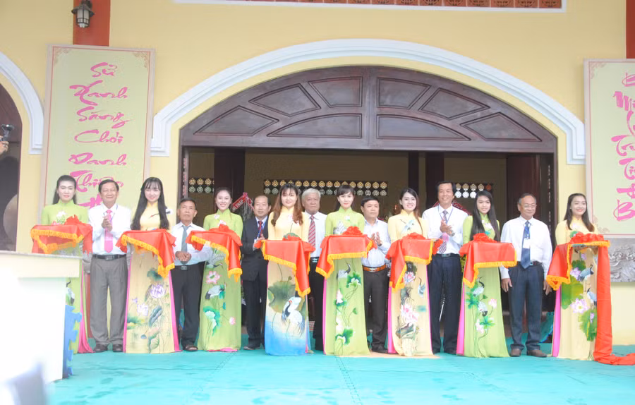 Đại biểu cắt băng khánh thành Đền thờ Thiên hộ Võ Duy Dương
