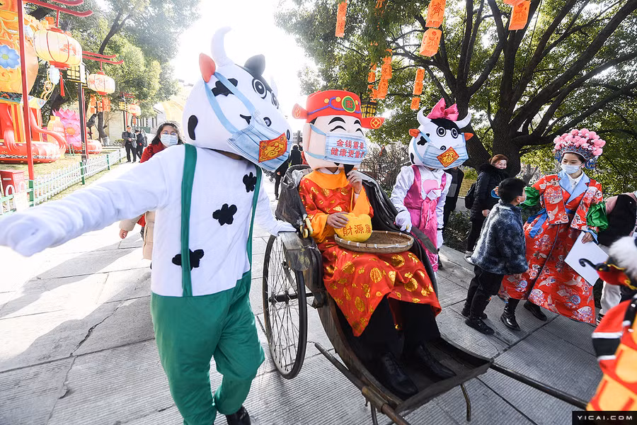 Thần của sự giàu có phát những phong bì tiền "hongbao" truyền thống hay còn gọi là phong bao lì xì đỏ cho những người qua đường ở Nam Kinh, tỉnh Giang Tô.