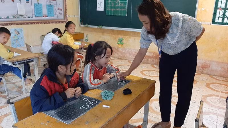 HS lớp 1 Trường PTDTBT Tiểu học Tả Gia Khâu (Mường Khương – Lào Cai) trong giờ tập viết. Ảnh: Đức Trí