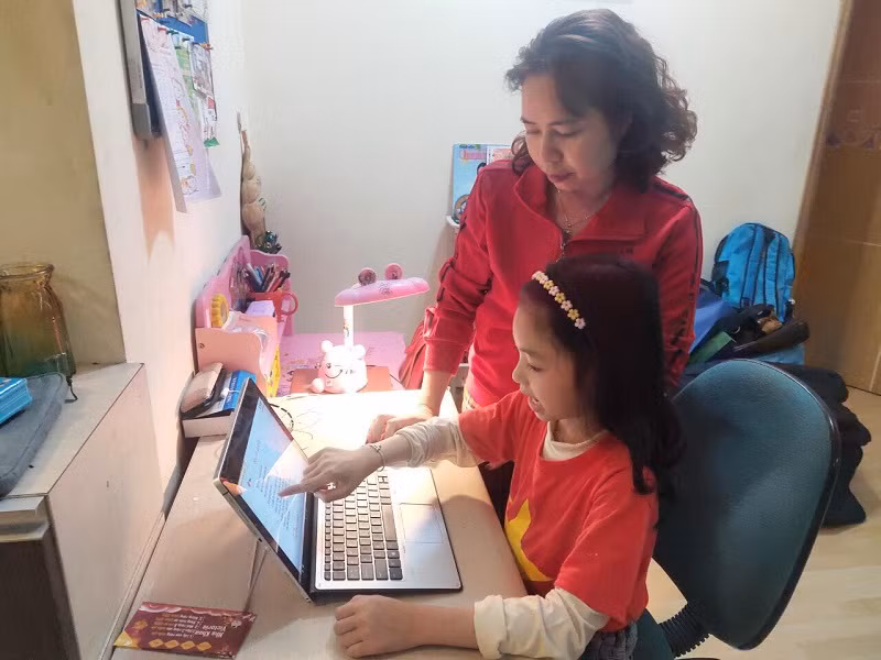 Cha mẹ đồng hành sẽ giúp vào lớp 1 học tập hiệu quả hơn. Ảnh: Đức Trí