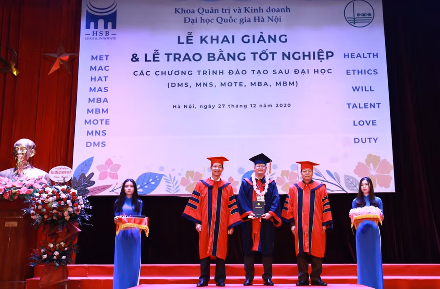 Trao bằng khen cho các tân thạc sĩ.