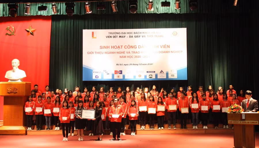 Trao học bổng hỗ trợ từ doanh nghiệp cho các sinh viên xuất sắc của Viện Dệt may – Da giầy và Thời trang