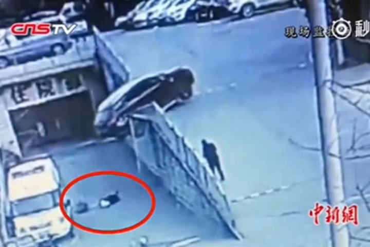 Khoảnh khắc người mẹ cứu con sau khi bị xe ô tô đâm rơi xuống cầu