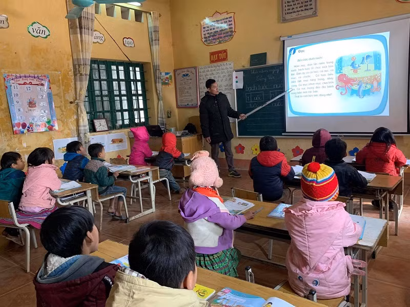 Thầy và trò Trường PTDTBT Tiểu học Hoàng Thu Phố số 2 - Bắc Hà – Lào Cai. Ảnh: TG