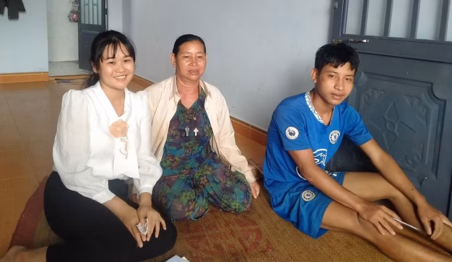 Cô giáo Kim Chung, Trường THPT Nguyễn Chí Thanh (Đắk Lắk) đến nhà vận động học sinh. Ảnh: NTCC Cô giáo Kim Chung, Trường THPT Nguyễn Chí Thanh (Đắk Lắk) đến nhà vận động học sinh. Ảnh: NTCC